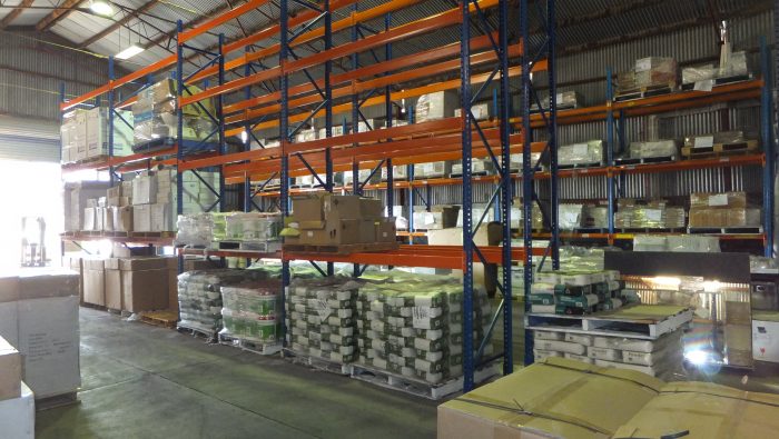 Who supplies heavy duty pallet racking suitable for storing pallets of tiles?